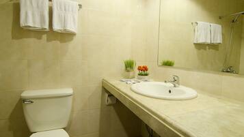 Artículos de tocador gratuitos, secador de pelo, toallas