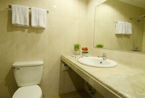 Articles de toilette gratuits, sèche-cheveux, serviettes fournies