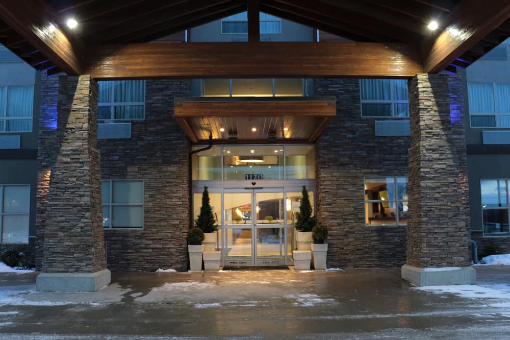 Holiday Inn Express Golden-Kicking Horse by IHG