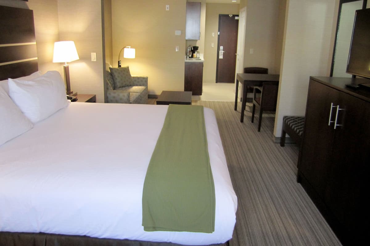 Suite, 1 kingsize bed met slaapbank | Een kluis op de kamer, een bureau, geluiddichte muren