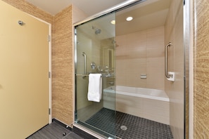 Duschwanne, kostenlose Toilettenartikel, Haartrockner, Handtücher