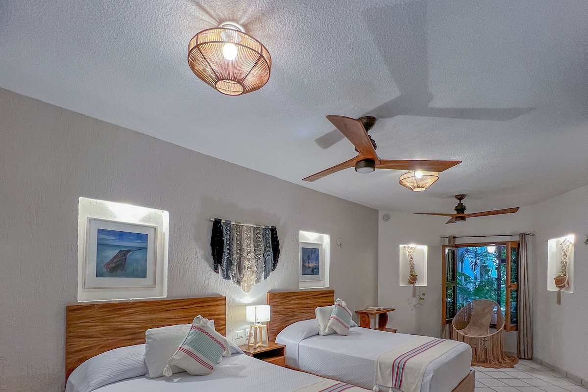 Junior-Suite, 2 Doppelbetten | Zimmersafe, Schreibtisch, Bügeleisen/Bügelbrett, kostenloses WLAN