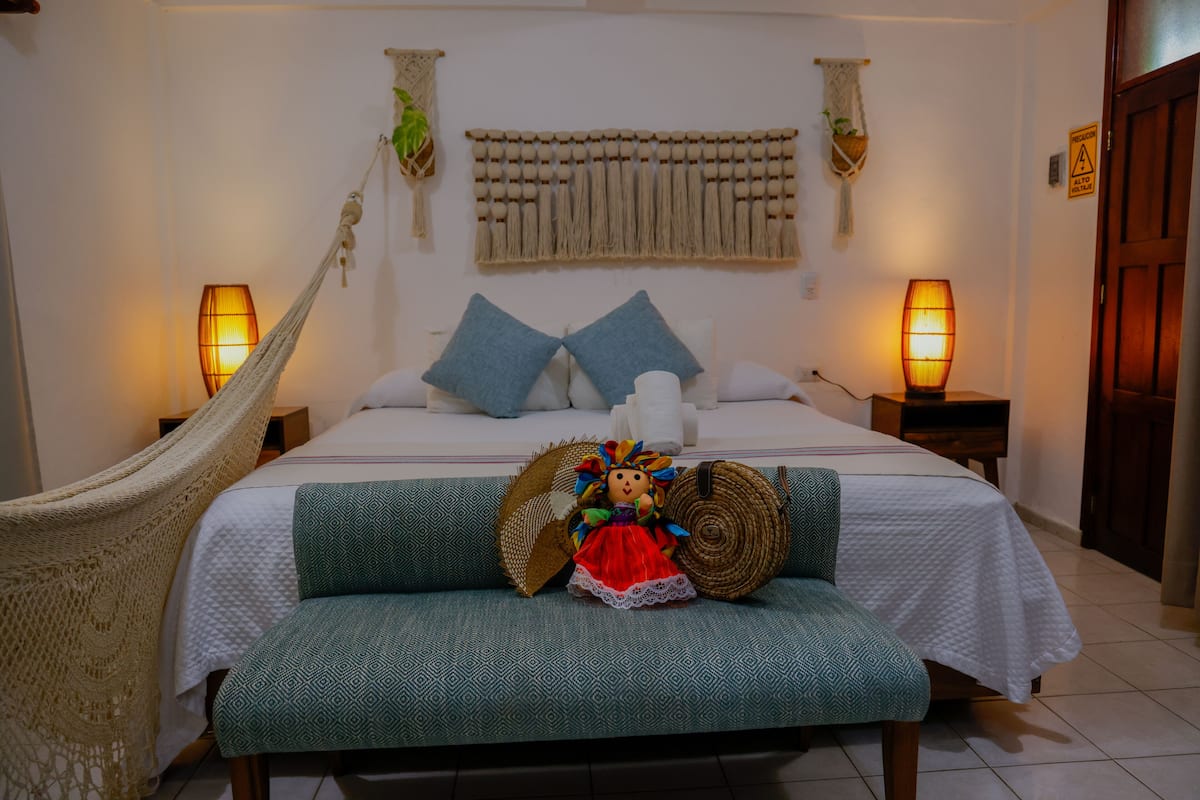 Standard-Doppelzimmer, 1 King-Bett | Zimmersafe, Schreibtisch, Bügeleisen/Bügelbrett, kostenloses WLAN