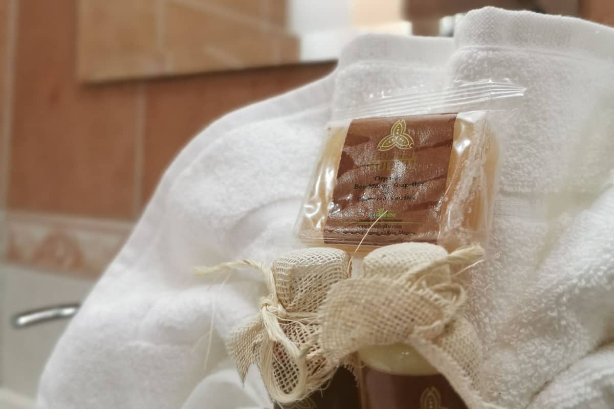 Dusche, kostenlose Toilettenartikel, Haartrockner, Handtücher