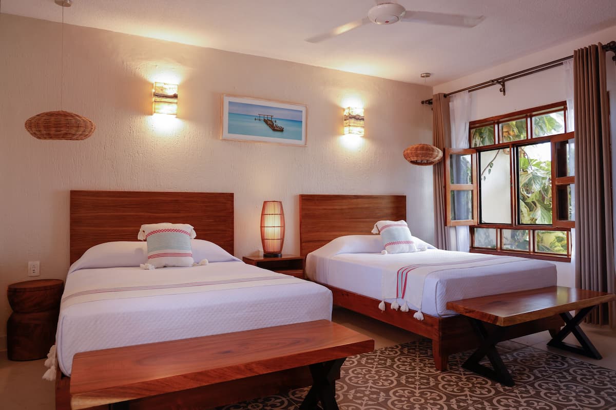 Standard-Doppelzimmer, 2 Doppelbetten | Zimmersafe, Schreibtisch, Bügeleisen/Bügelbrett, kostenloses WLAN