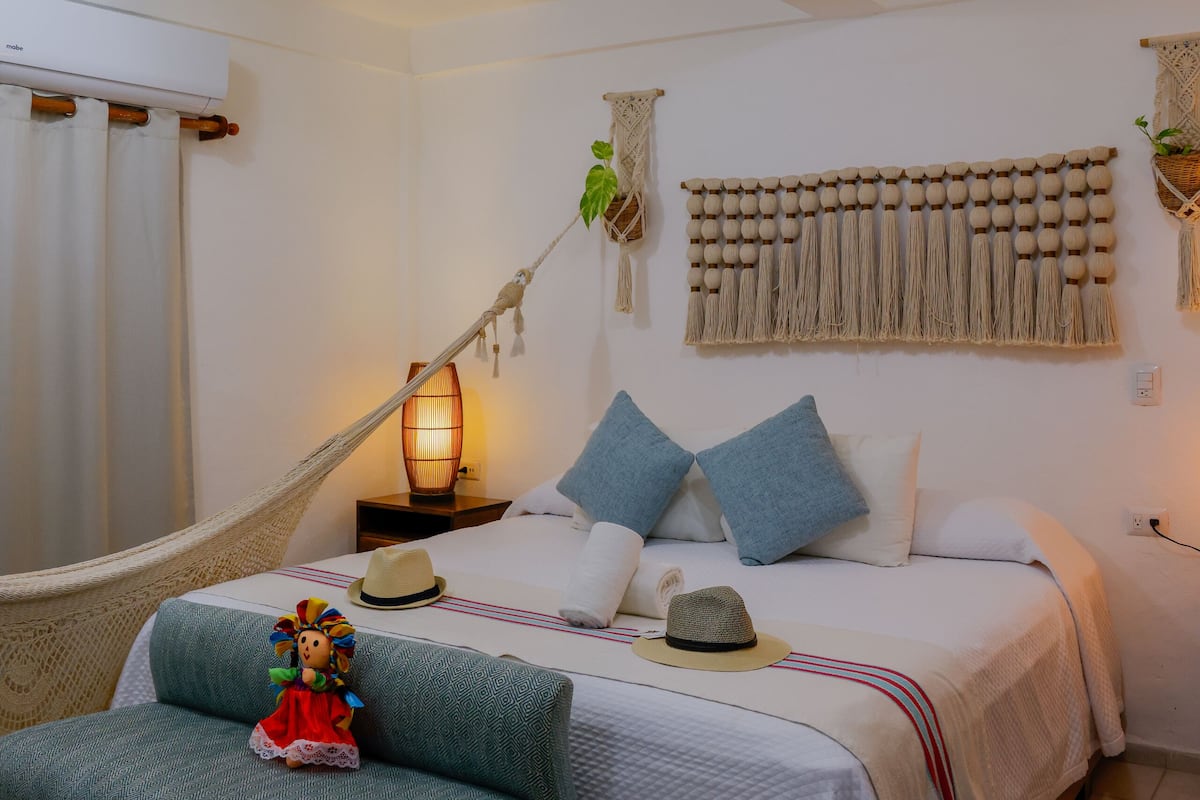 Standard-Doppelzimmer, 1 King-Bett | Zimmersafe, Schreibtisch, Bügeleisen/Bügelbrett, kostenloses WLAN