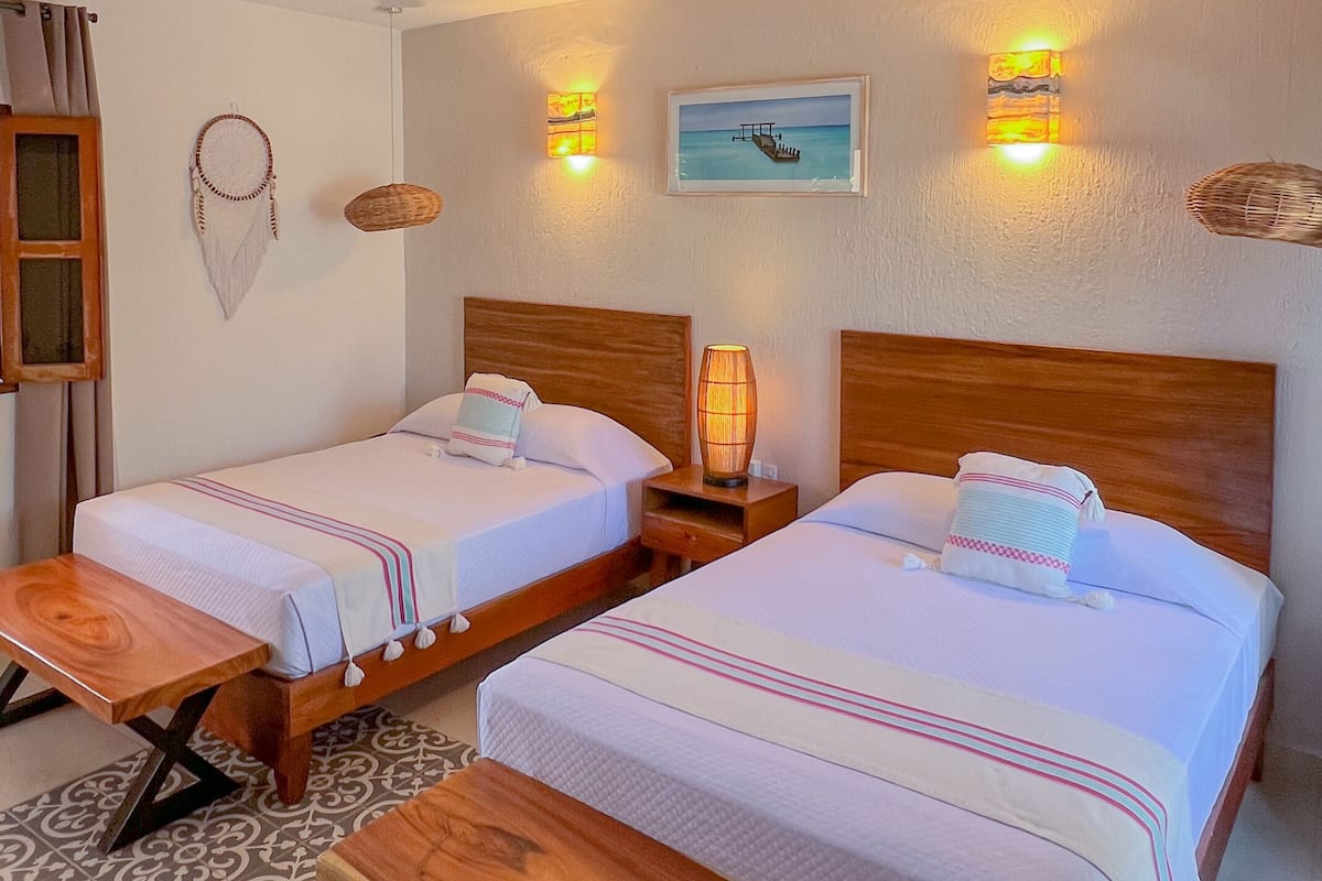 Superior-Doppelzimmer, 2 Doppelbetten | Zimmersafe, Schreibtisch, Bügeleisen/Bügelbrett, kostenloses WLAN