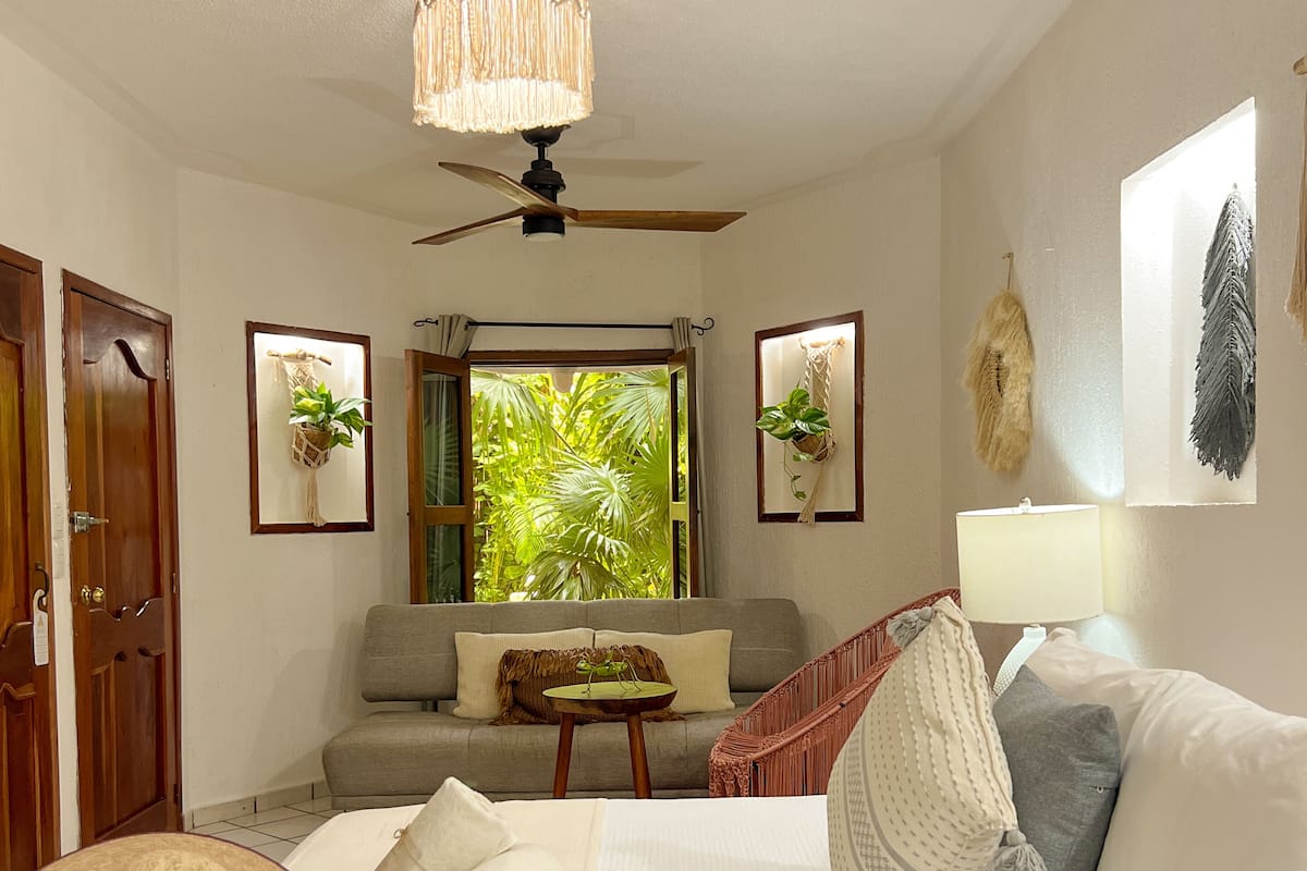 Junior-Suite, 1 King-Bett | Zimmersafe, Schreibtisch, Bügeleisen/Bügelbrett, kostenloses WLAN