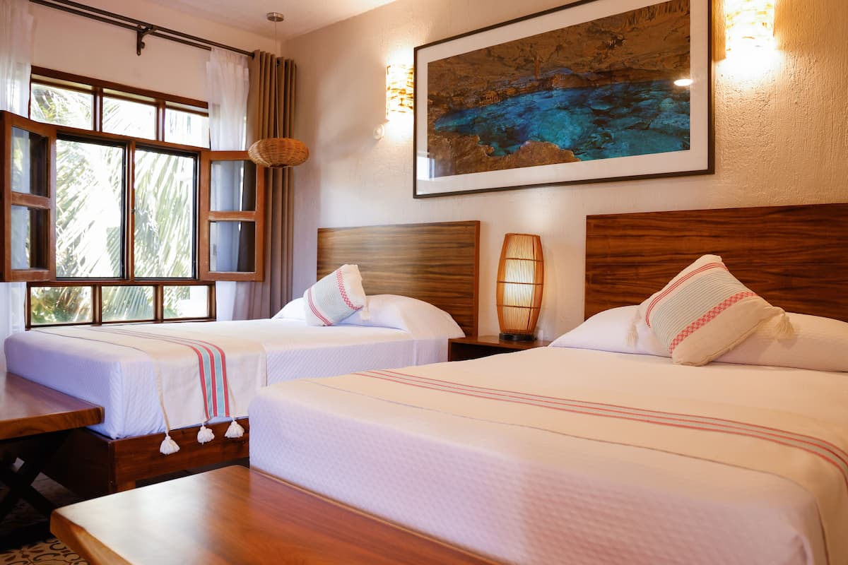 Standard-Doppelzimmer, 2 Doppelbetten | Zimmersafe, Schreibtisch, Bügeleisen/Bügelbrett, kostenloses WLAN