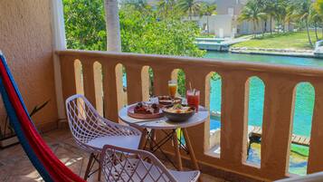 Junior Suite | 1 bedroom, minibar, in-room safe, iron/ironing board