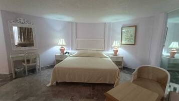 Habitación doble estándar, 1 cama King size, balcón | Ropa de cama de alta calidad y escritorio