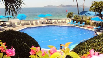 Alberca al aire libre por temporada y sombrillas en la alberca