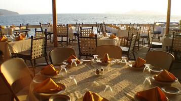 Se sirven desayunos, comidas y cenas con vista al mar