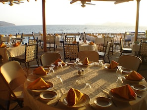 Se sirven desayunos, comidas y cenas con vista al mar 