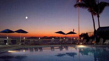 Alberca al aire libre por temporada y sombrillas en la alberca