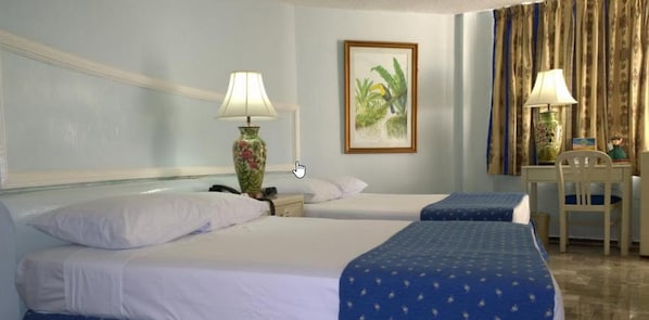 A hotel room with two beds, a desk, a chair, and two lamps. - Hotel Acapulco Malibu (Acapulco)