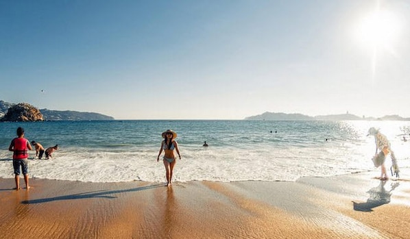 On the beach, beach towels - Hotel Acapulco Malibu (Acapulco)