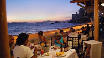 Serviço de café da manhã, almoço, jantar; vistas para o mar