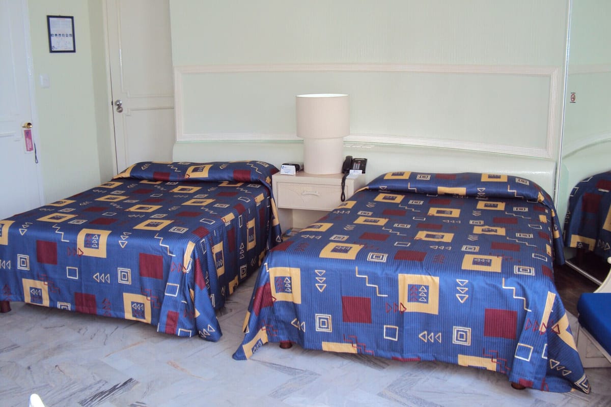 Roupas de cama premium, escrivaninha, ferros/tábuas de passar roupa