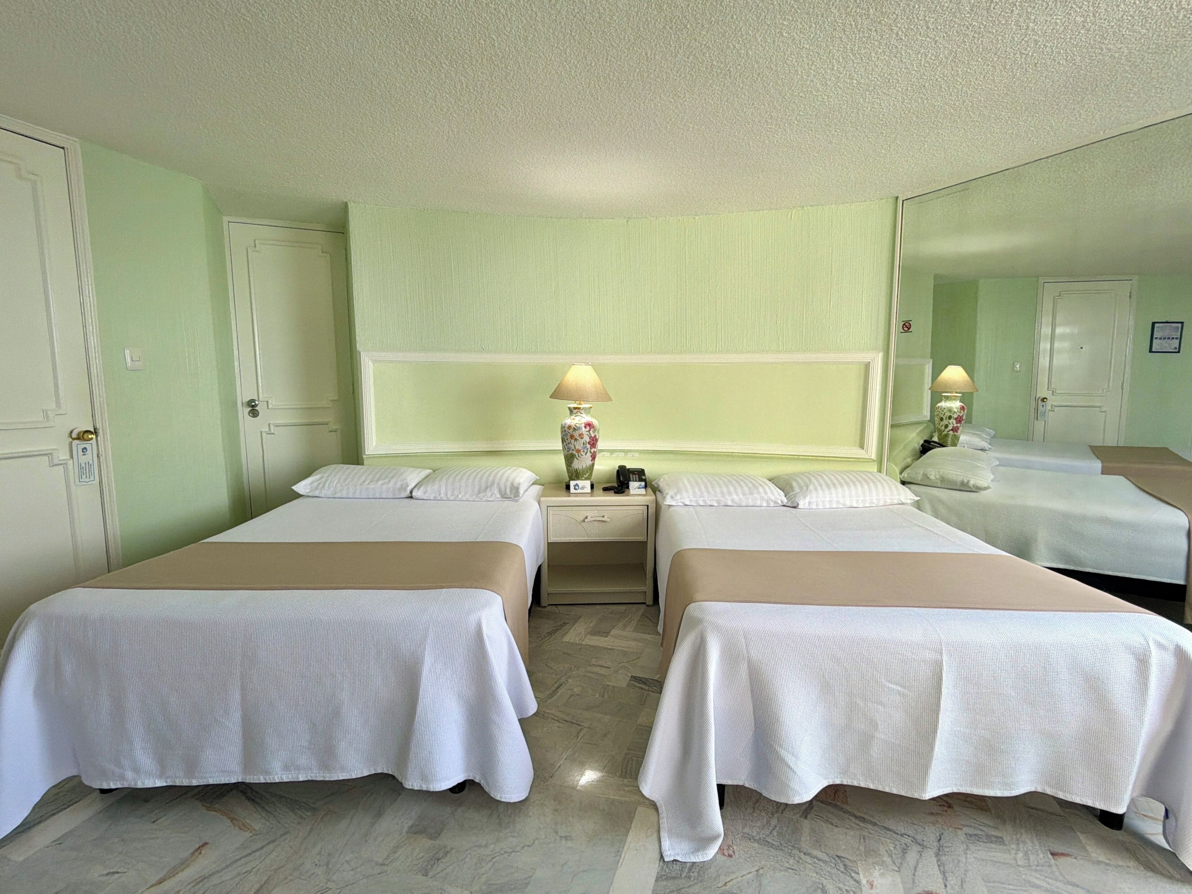 Standard Double Room, 2 Katil Kelamin (Double), Balcony | Peralatan tempat tidur premium, meja, seterika/papan seterika 
