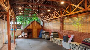 Ein Fitnessraum mit Tatami-Matten, Trainingsbällen und Matten, die in Körben aufbewahrt werden.