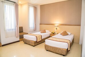 Deluxe Double or Twin Room | In-room safe, desk, laptop workspace, blackout drapes - Hotel Puri Ayu (Denpasar)