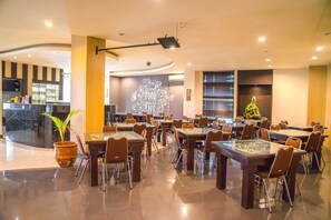 Desayuno buffet (IDR 75000 por persona) 