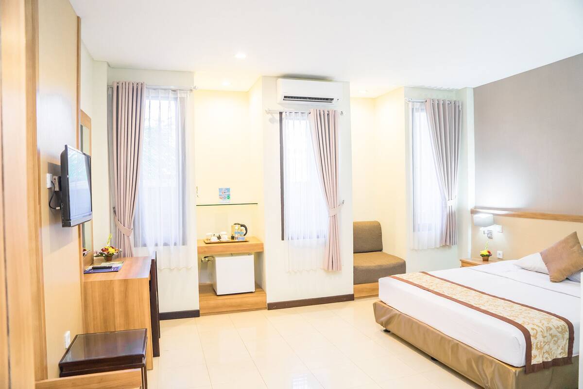 Deluxe Double or Twin Room | In-room safe, desk, laptop workspace, blackout drapes