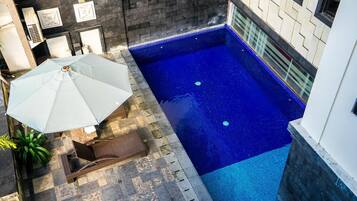 Piscina a l'aire lliure (horari: 09:00-22:00), para-sols i gandules