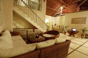 32-英寸液晶电视 （配备有线频道）、电视