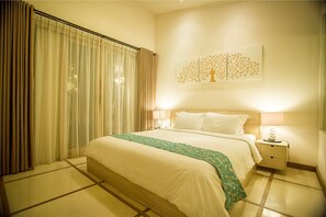 高档床上用品、迷你吧、客房内保险箱、办公桌