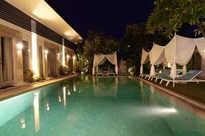 Inomhuspool, utomhuspool, parasoller och solstolar