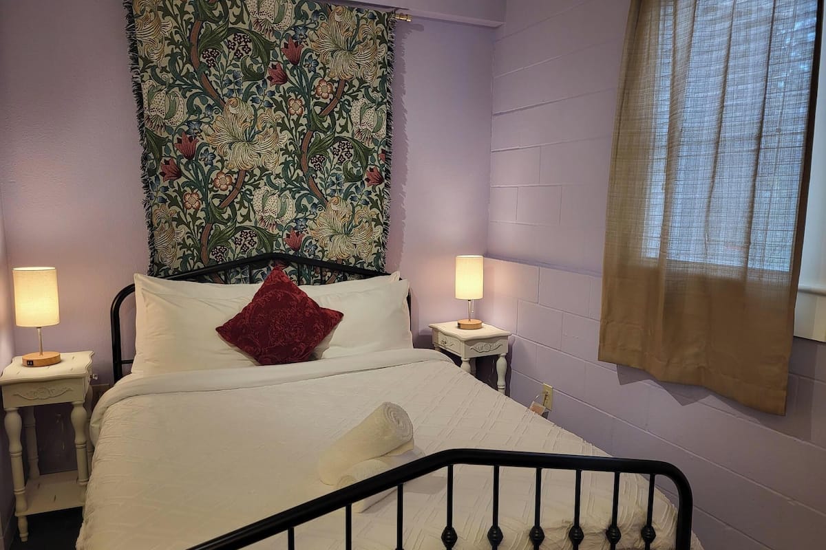 Private Queen Ensuite with Bathtub | Individually decorated, free WiFi, bed sheets