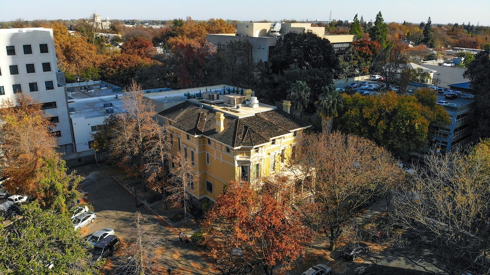 HI Sacramento Hostel by null