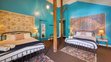 Habitación Deluxe doble, 2 camas de matrimonio, baño compartido | Decoración individual, wifi gratis, ropa de cama