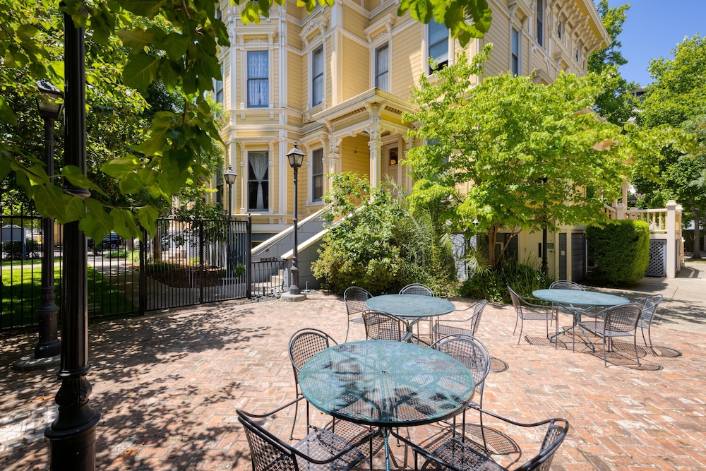 HI Sacramento Hostel by null