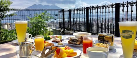 Daily buffet breakfast (JPY 3900 per person)