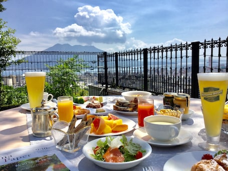 Daily buffet breakfast (JPY 3900 per person)