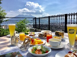 Daily buffet breakfast (JPY 3900 per person)