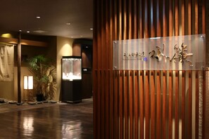 6 restaurants, lunch, dinner served; Japanese cuisine 