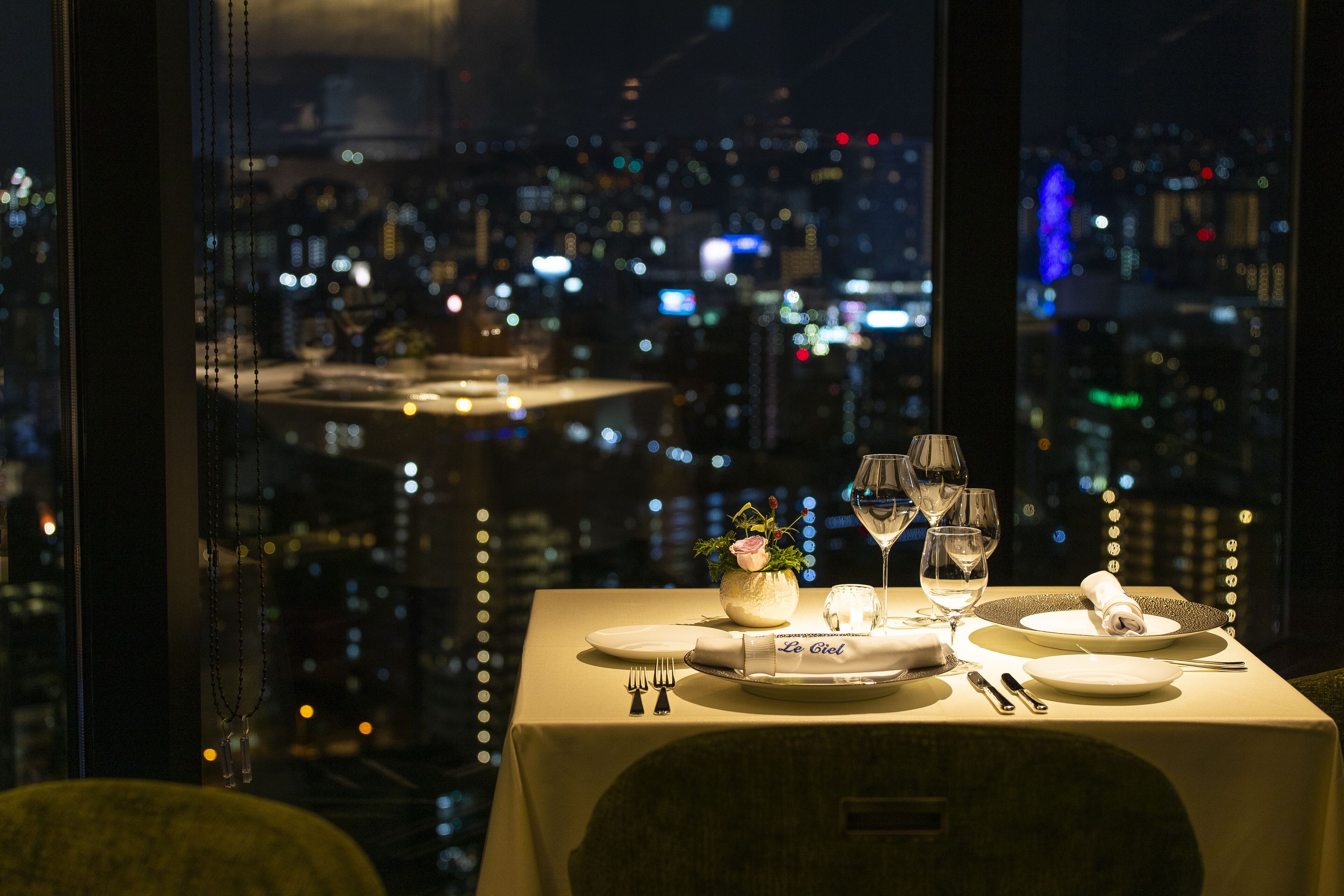 6 restaurantes, com serviço de almoço e jantar; culinária japonesa