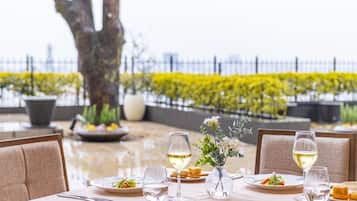 6 restaurants; ze serveren er lunch en diner