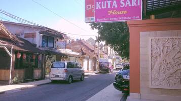 Vista de la calle con un edificio que muestra la leyenda 'Kuta Sari House' en la calle Buni Sari.