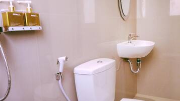 Ein Badezimmer mit Toilette, Waschbecken und Dusche.