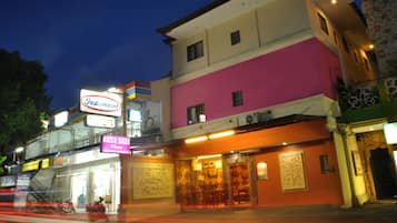 Front of property โ evening/night