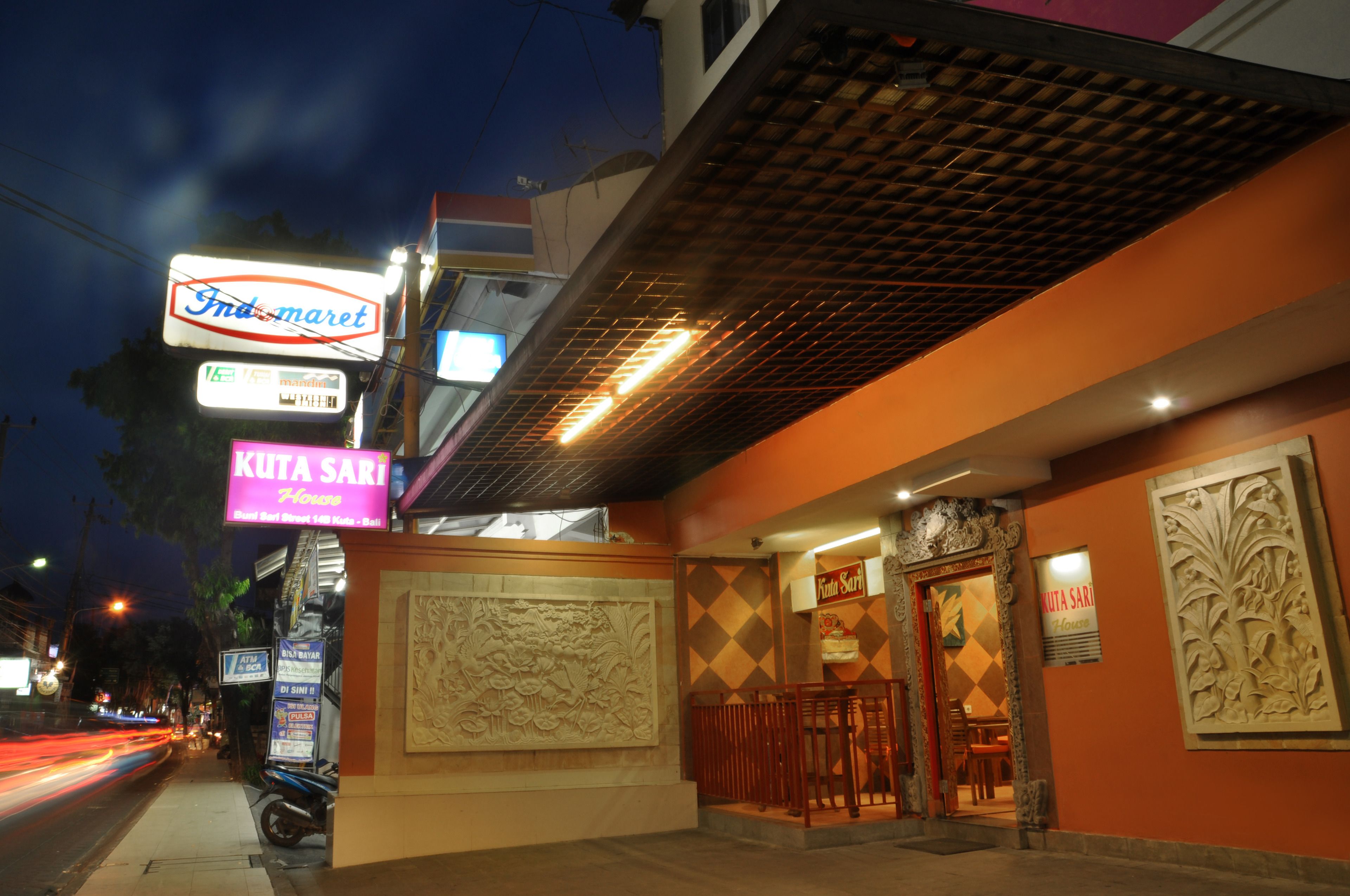 Bagian depan properti - sore/malam