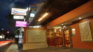 A building with a sign for 'Kuta Sari House' and a 'Fanda Maret' sign. - Kuta Sari House (Kuta)