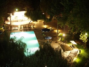 Una piscina techada, una piscina al aire libre de temporada