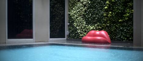 Kolam renang indoor