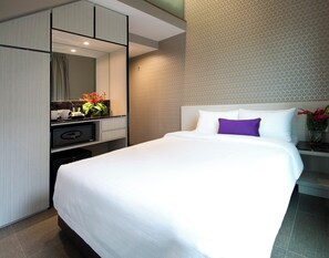 Premium bedding, in-room safe, individually decorated, desk - V Hotel Bencoolen (Singapore)